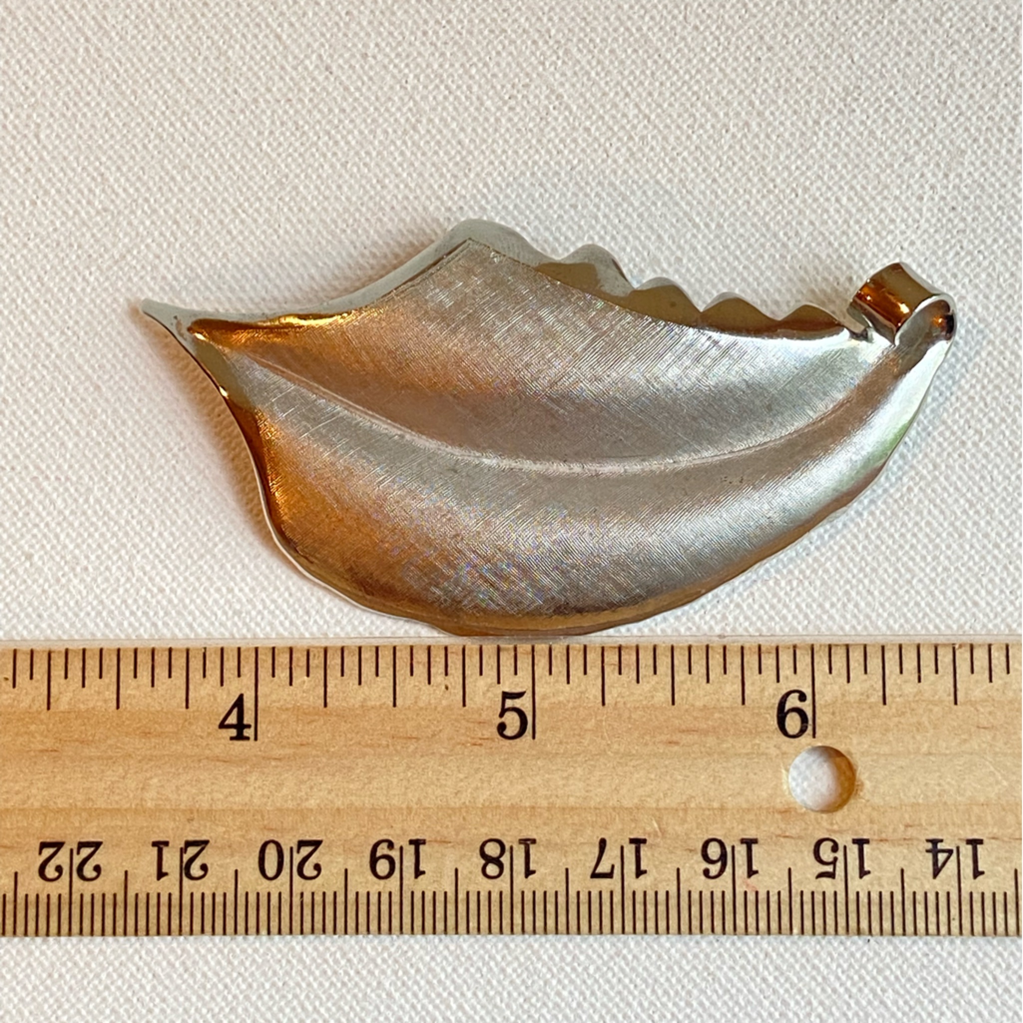 Giovanni Vintage Leaf Brooch Pin In Satin And Shiny Silvertone With Curly Stem